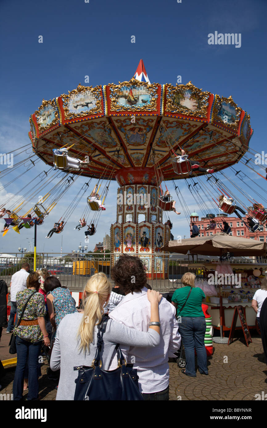 paar stehend beobachtete Stuhl o Flugzeug Jahrmarkt Kirmes Bangor Grafschaft unten Nordirland Vereinigtes Königreich fahren Stockfoto