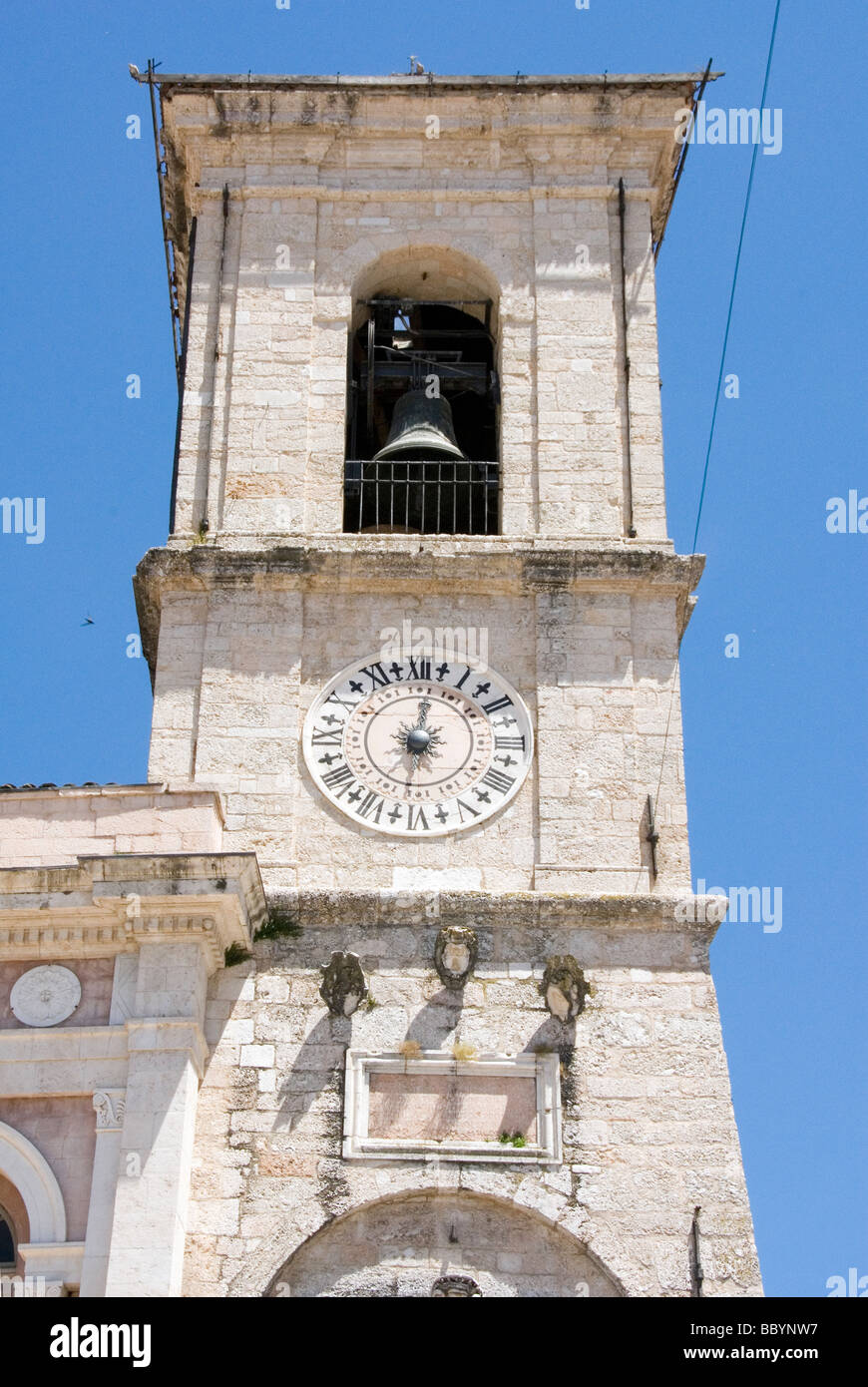 Uhrturm des Palazzo Comune in Norcia Stockfoto