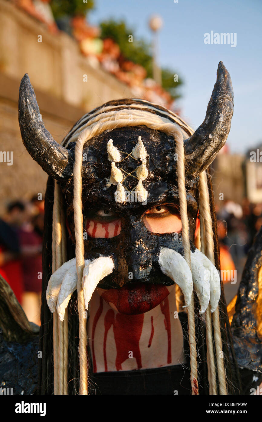 Junges Mädchen mit einem Teufel-Vampir-Maske auf der japanischen Tag Düsseldorf 2009 Junges Mädchen Mit Einer Vampir-Teufel-Maske-Japan-Tag Stockfoto