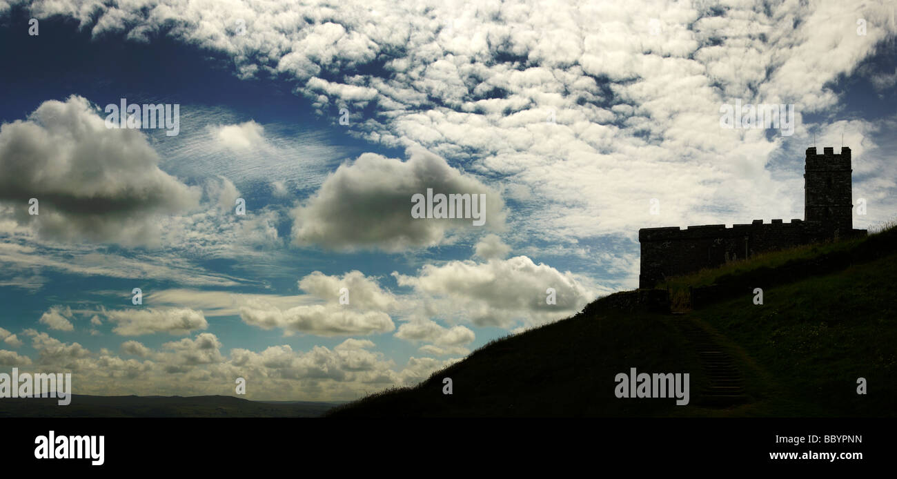 St. Michael de Rupe Church in der Silhouette Brentor Devon Stockfoto
