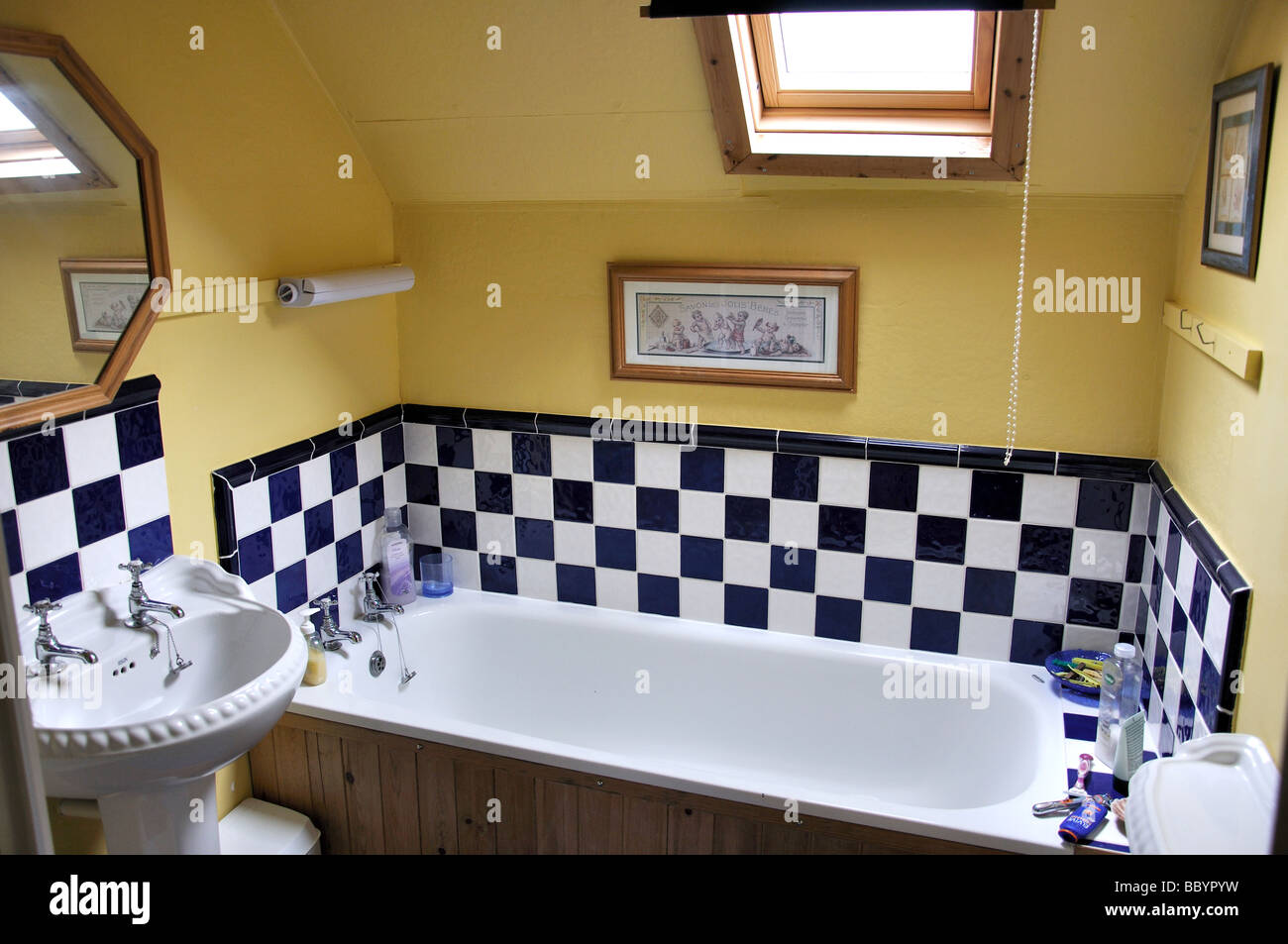 Kleines Bad im Ferienhaus, Looe, Cornwall, England, Vereinigtes Königreich Stockfoto