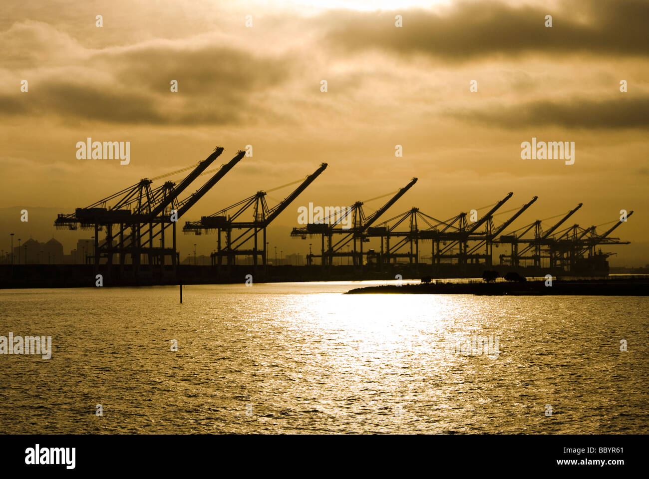 Oakland Kalifornien Container ship Krane in der Morgendämmerung im Hafen von Oakland Foto 16 casanf78504 Foto Copyright Lee Foster Stockfoto