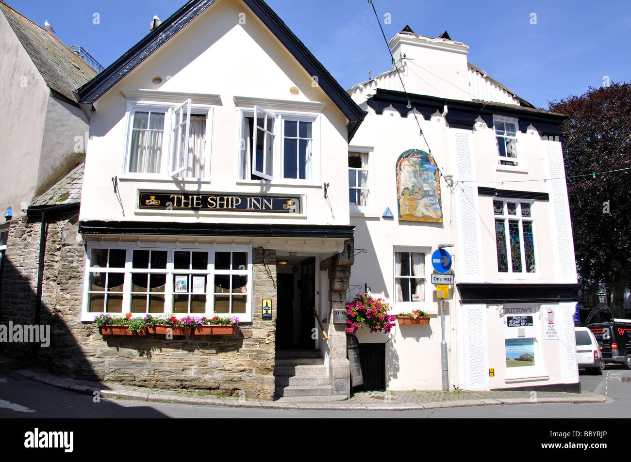 The Ship Inn aus dem 16. Jahrhundert, der Trafalgar Square, Fowey, Cornwall, England, Vereinigtes Königreich Stockfoto