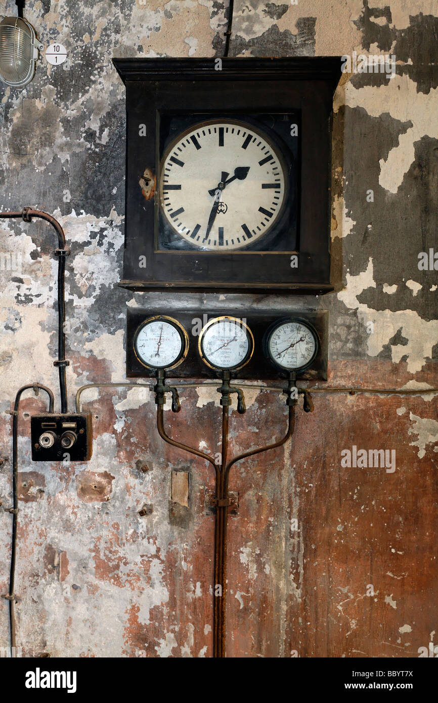 Uhr und Anzeige der alten Werkzeuge an einem Workshop-Wand, verstemmt Hendrichs Schmiede, LVR Industriemuseum, Solingen, Nordrhein-Westphal Stockfoto
