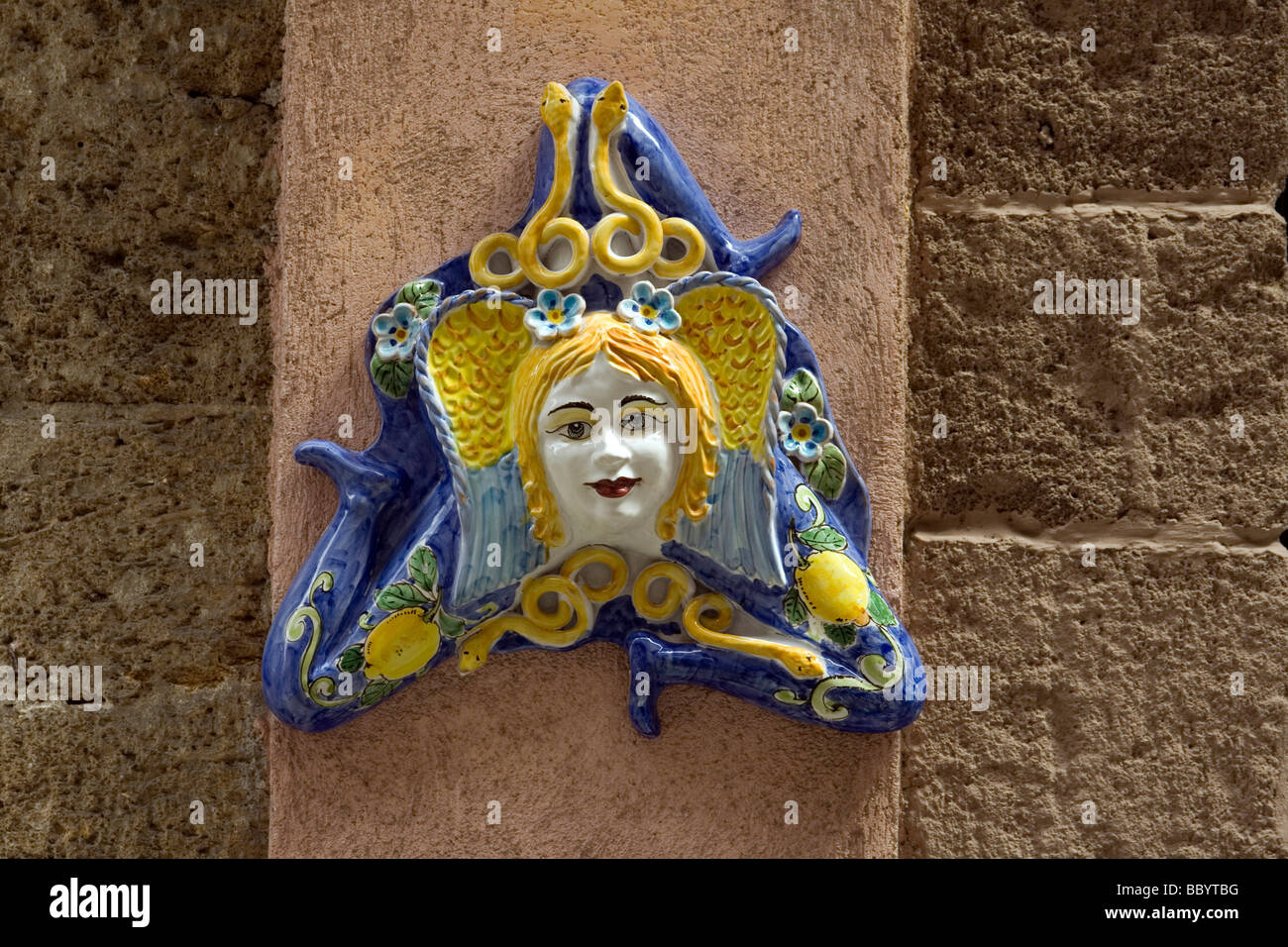 Keramische Thrinacia Tranacria, drei-legged Symbol Siziliens, Stadt von Cefalu, Provinz von Palermo, Sizilien, Italien Stockfoto