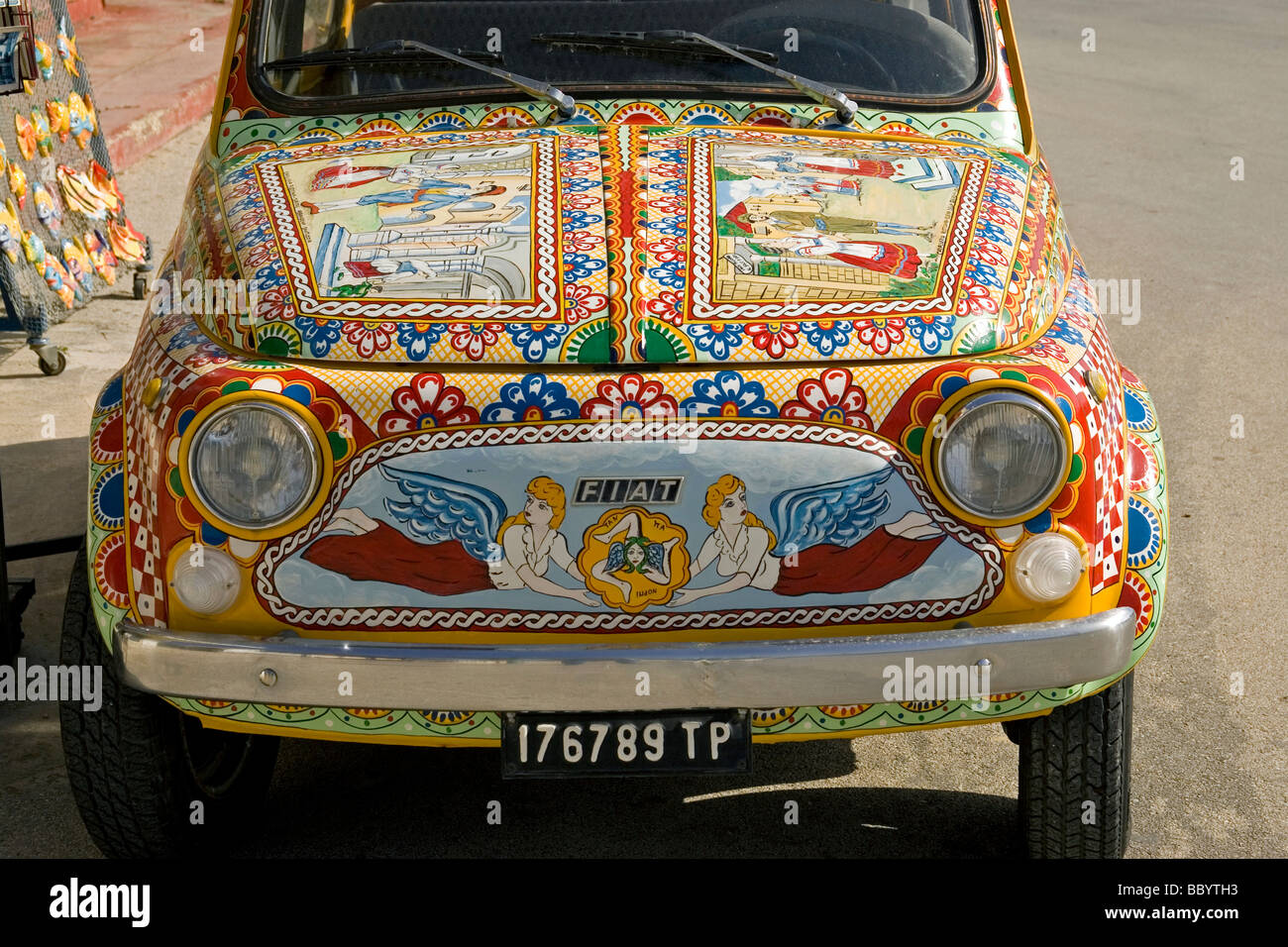 Fiat 500 dekorative Farbe Kunst Auto, Marinella, Sizilien, Italien Stockfoto