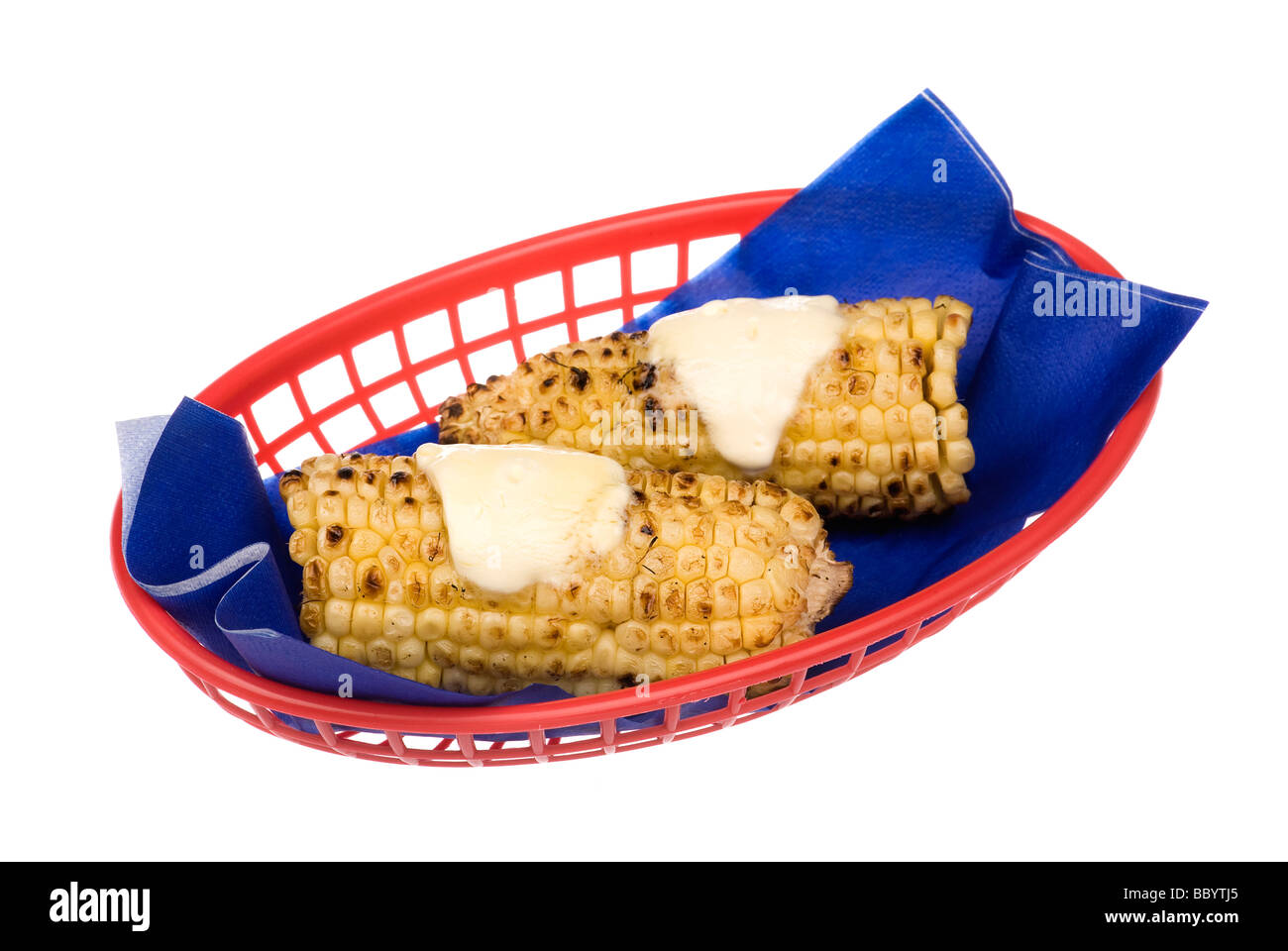 Ein Korb mit heißen Maiskolben mit zerlassener Butter auf einem weißen Hintergrund isoliert Stockfoto