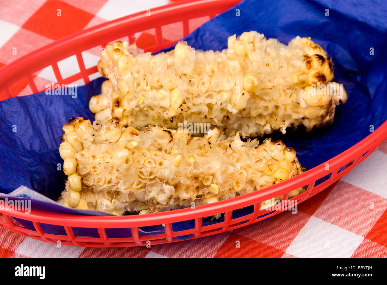 Frische heiße gebutterte Maiskolben, die bei einem Picknick gegessen hat Stockfoto