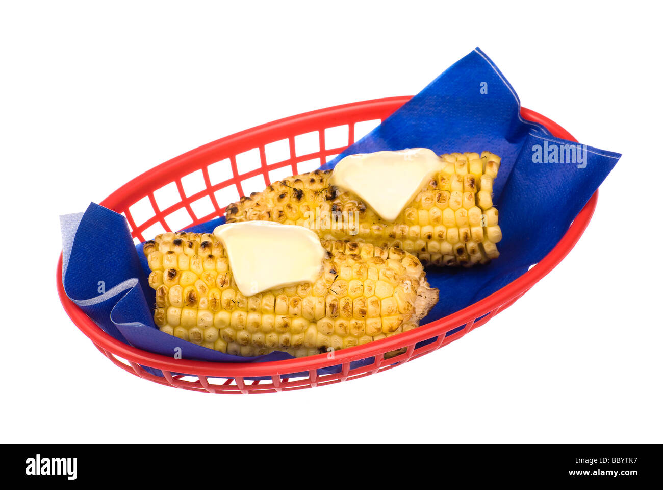 Ein Korb mit heißen Maiskolben mit zerlassener Butter auf einem weißen Hintergrund isoliert Stockfoto