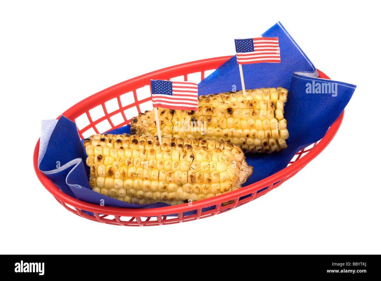 Ein Korb mit patriotischen Maiskolben feiert die Fourth Of July Stockfoto