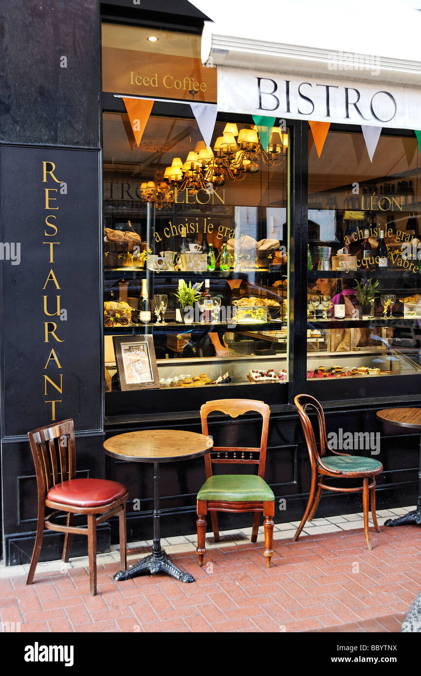 Leere Stühle draußen trendiges Café Central Dublin Irland Stockfoto