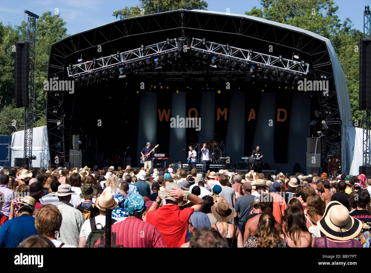 Menschen an Womad Festival in England genießen Sie live-Performance auf der Hauptbühne Stockfoto
