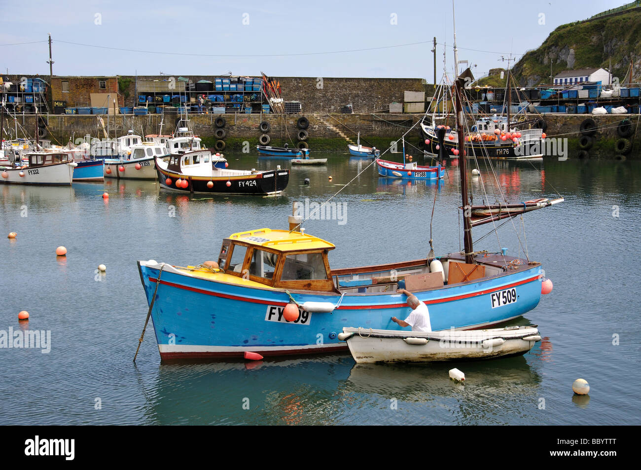 Mann-Malerei-Boot im Hafen, Mevagissey, Cornwall, England, Vereinigtes Königreich Stockfoto