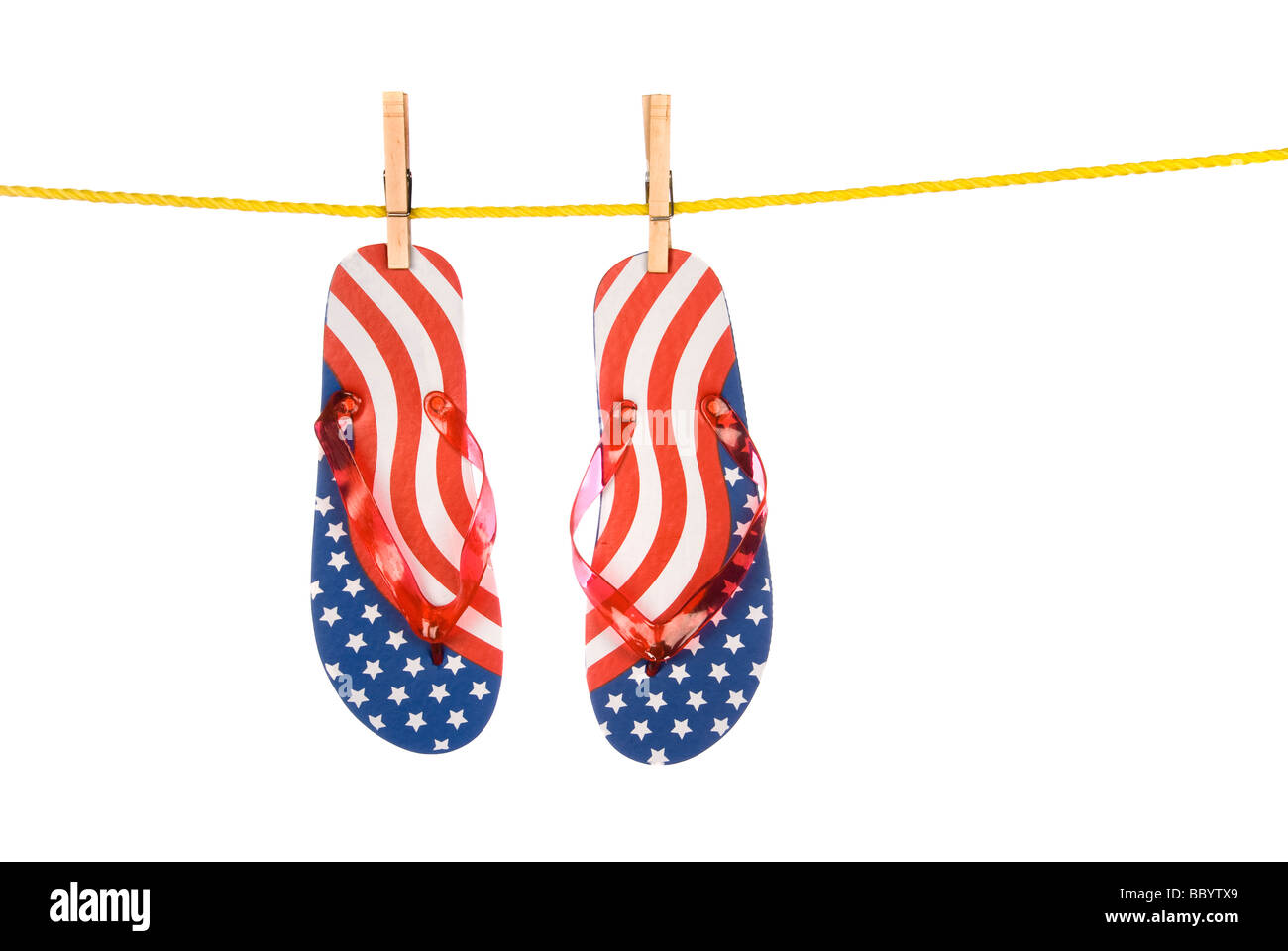 Ein paar patriotische Fourth Of July Flip-Flops auf einer Wäscheleine aufhängen Stockfoto
