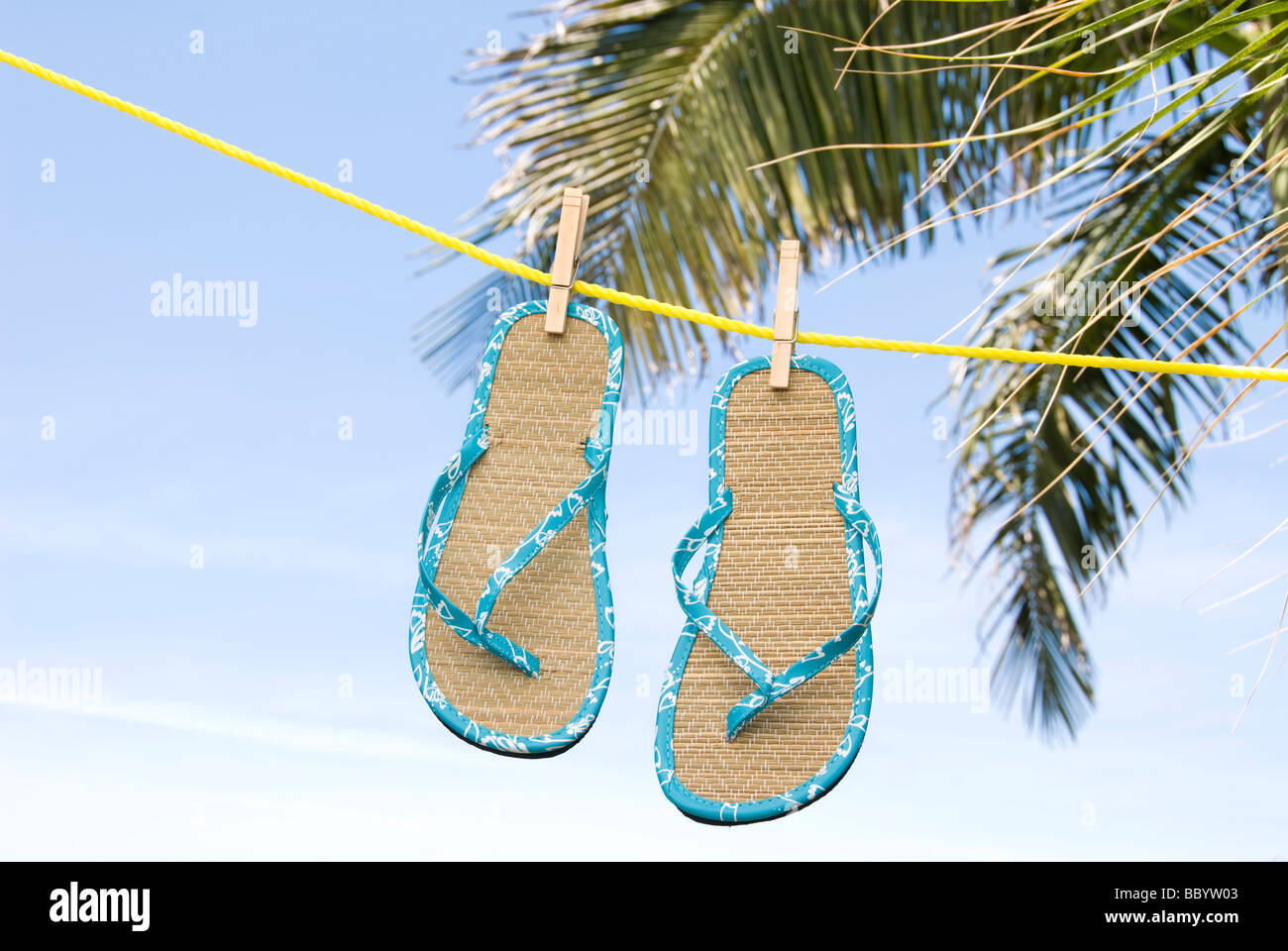 Ein paar Flip Flops in eine tropische Brise auf einer Wäscheleine trocknen Stockfoto