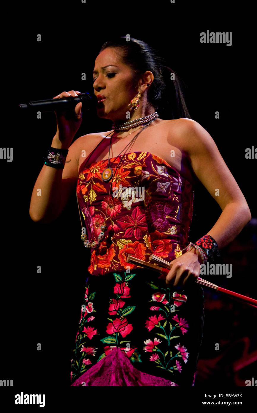 Die mexikanische Sängerin Lila Downs live im Konzertsaal des KKL Luzern, Schweiz Stockfoto