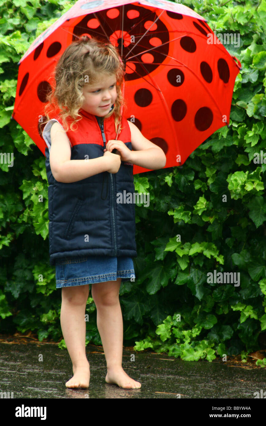 Kleine Mädchen Palying im Regen Stockfoto