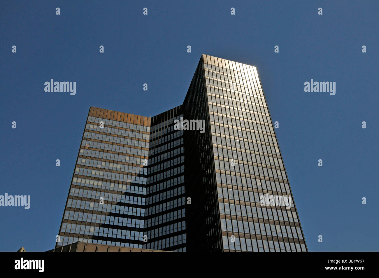 Rathaus von Essen, mit 106 m Höhe und 69 000 Quadratmetern Bürofläche eines ist der größten in Deutschland, Essen, noch Stockfoto