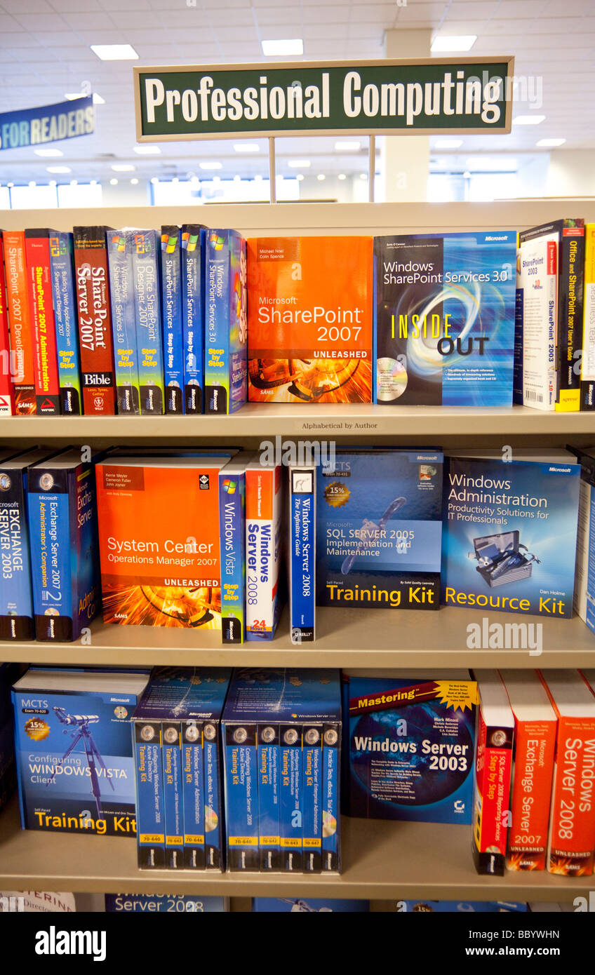 Computer-Bücher in den Regalen, Barnes &amp; Noble, USA Stockfoto