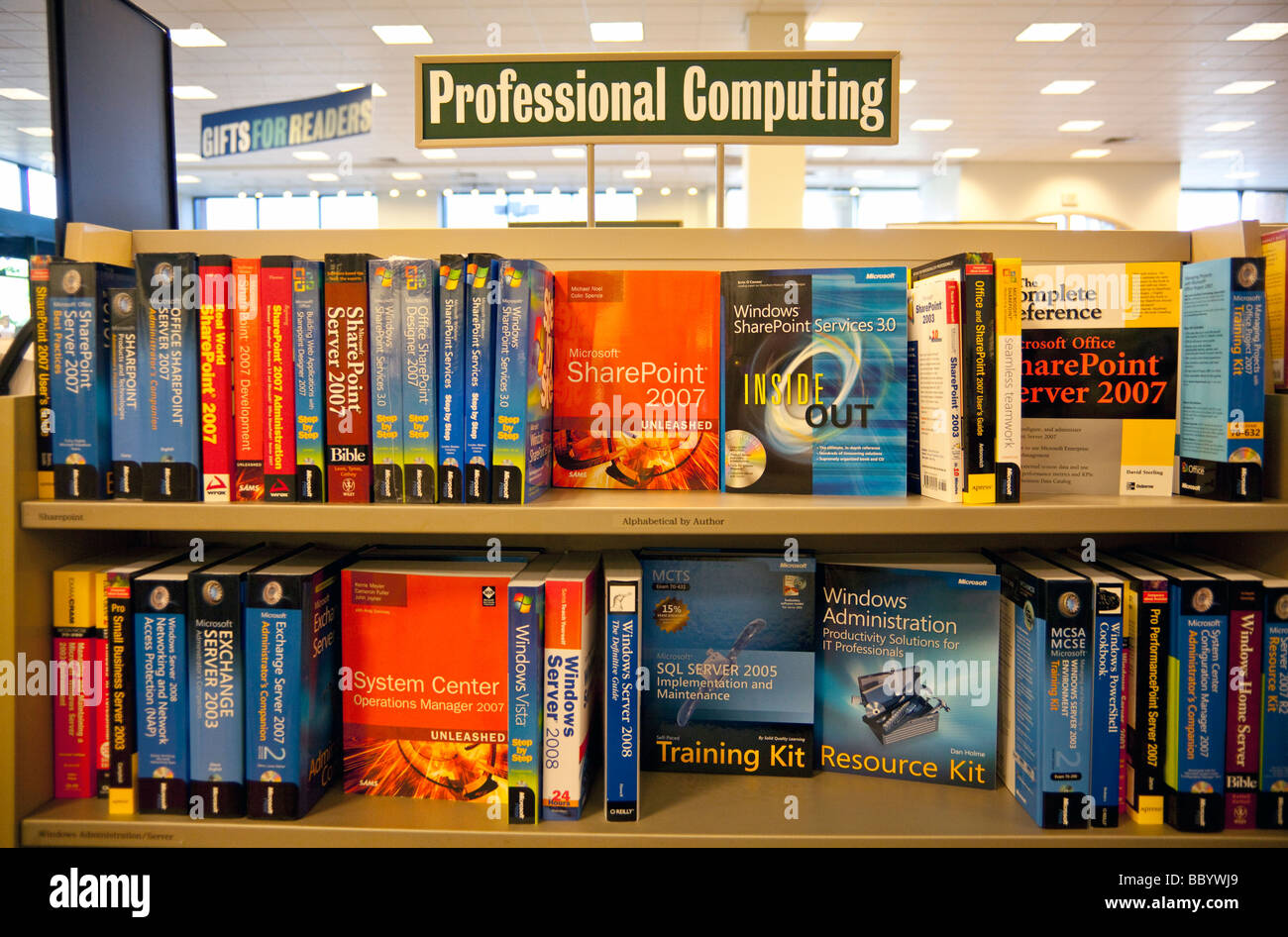 Computer-Bücher in den Regalen, Barnes &amp; Noble, USA Stockfoto