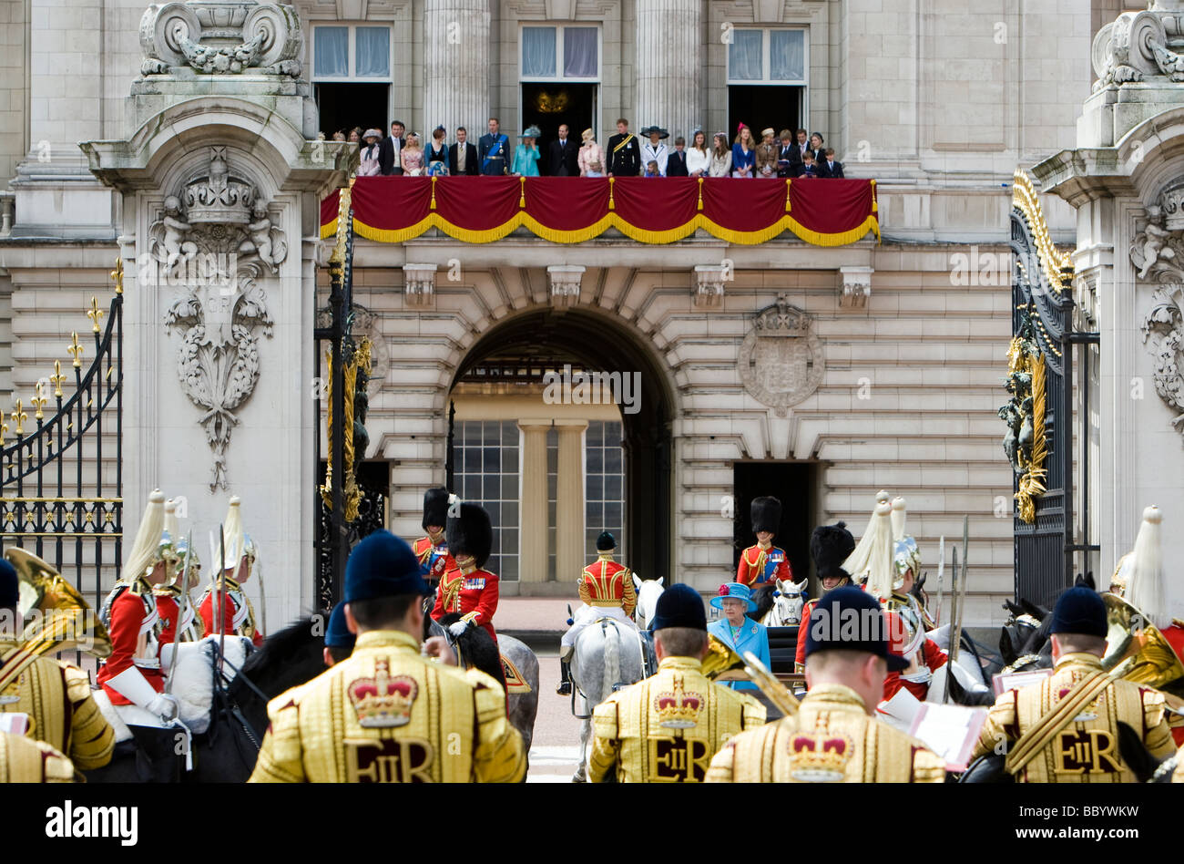 HM Königin Elizabeth II feiert ihren offiziellen Geburtstag mit der Trooping der feierlichen Farben im Buckingham Palace Stockfoto