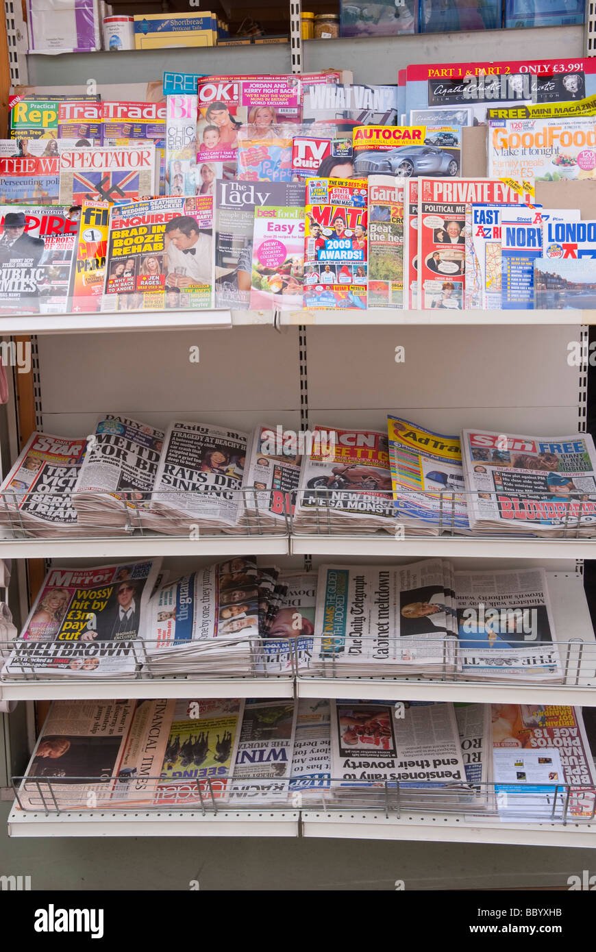 Englische Zeitungen und Zeitschriften auf einem Regal zum Verkauf in einem britischen Zeitungsläden Shop speichern Stockfoto