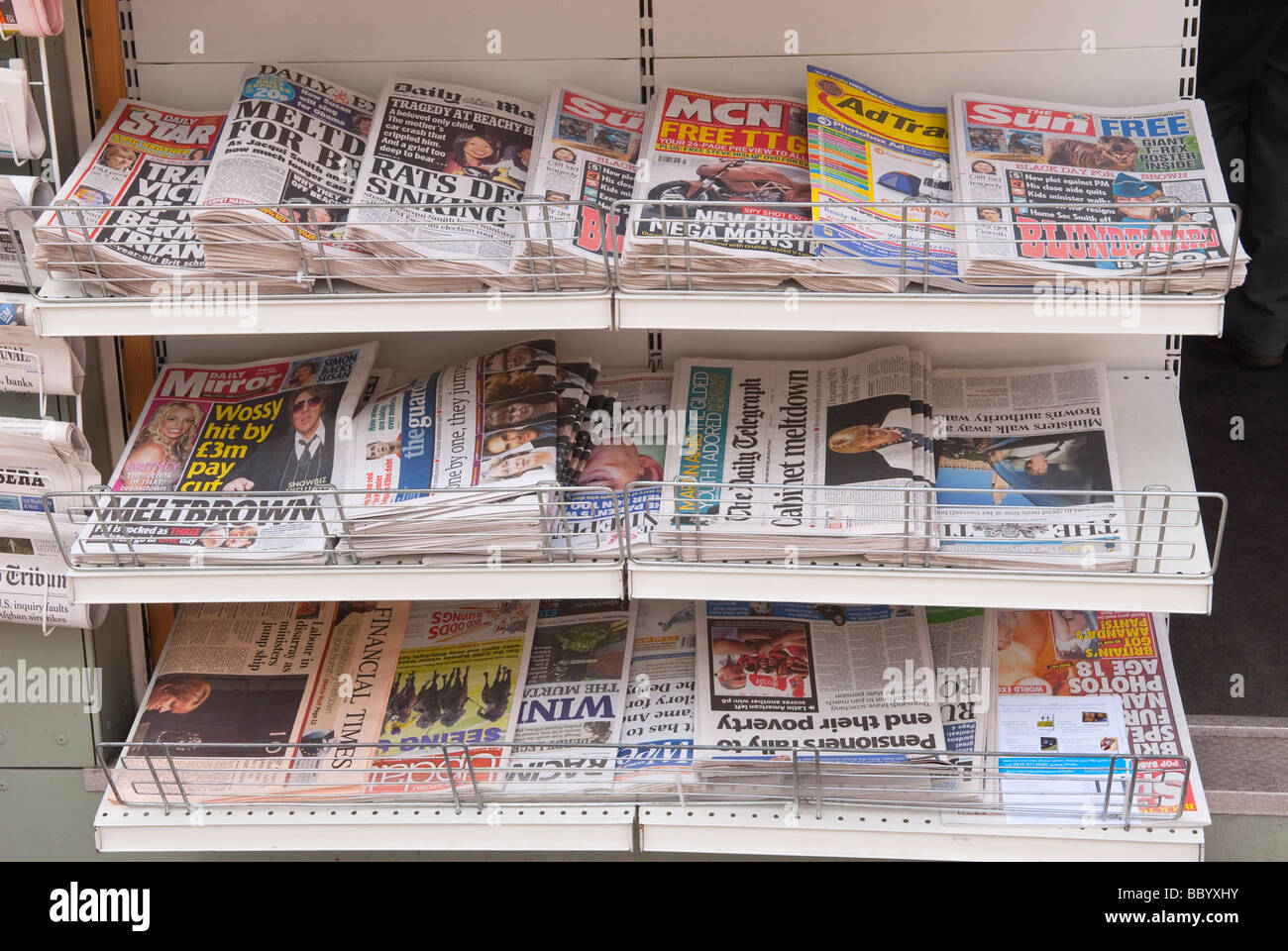 Englische Zeitungen auf einem Regal zum Verkauf in einem britischen Zeitungsläden Shop speichern Stockfoto