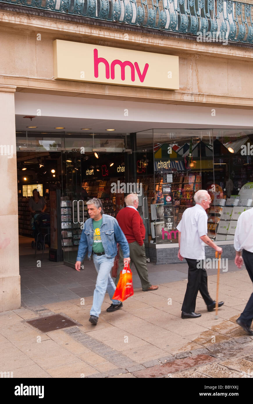 Der Musikladen HMV speichern in Norwich Norfolk Uk mit Käufern zu Fuß durch Stockfoto