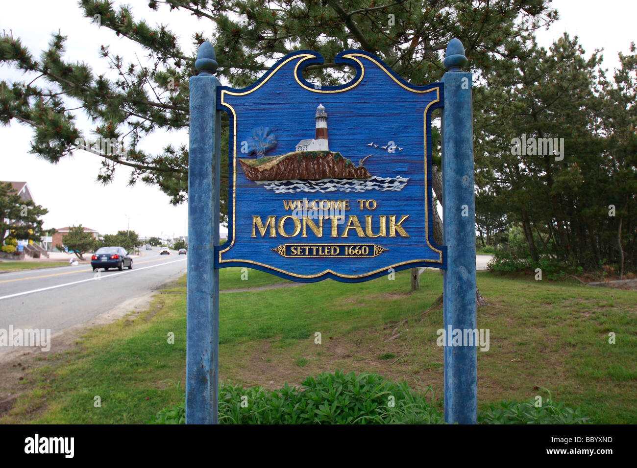 Einfahrt in die Stadt von Montauk, Long Island, New York auf Route 27 Stockfoto