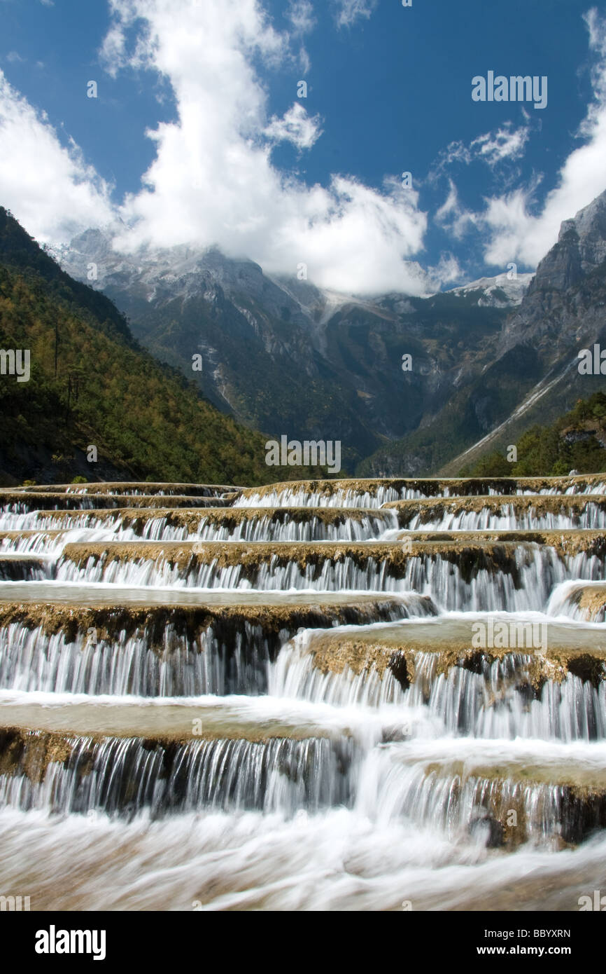 Wasserfall von der Jadedrachen-Schneeberg in Lijiang China Stockfoto