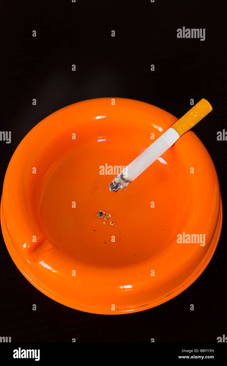 Erhöhte Ansicht der Zigarette in orange-Aschenbecher Stockfoto