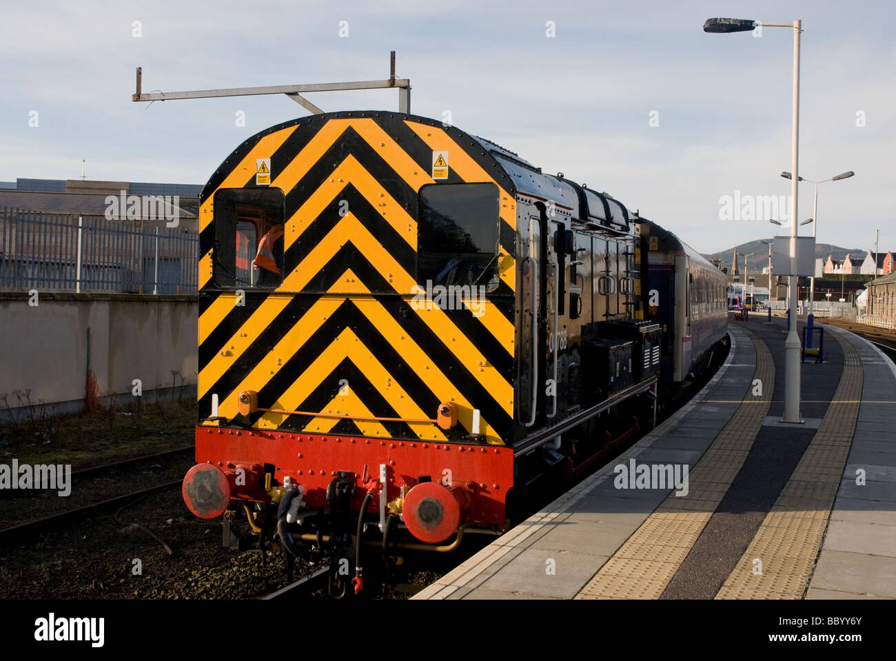Klasse 08 Rangierlok 08788 rangieren die Caledonian Schlafwagen der Bahn am Bahnhof Inverness Schottland Stockfoto