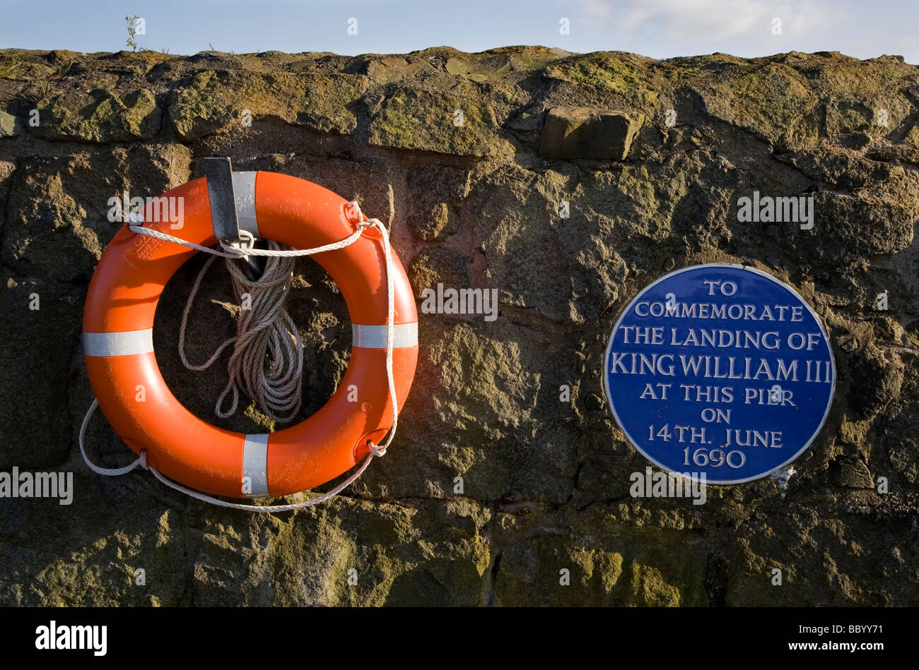Tafel zum Gedenken an die Landung von König William III am Hafen in Carrickfergus, County Antrim, Nordirland Stockfoto