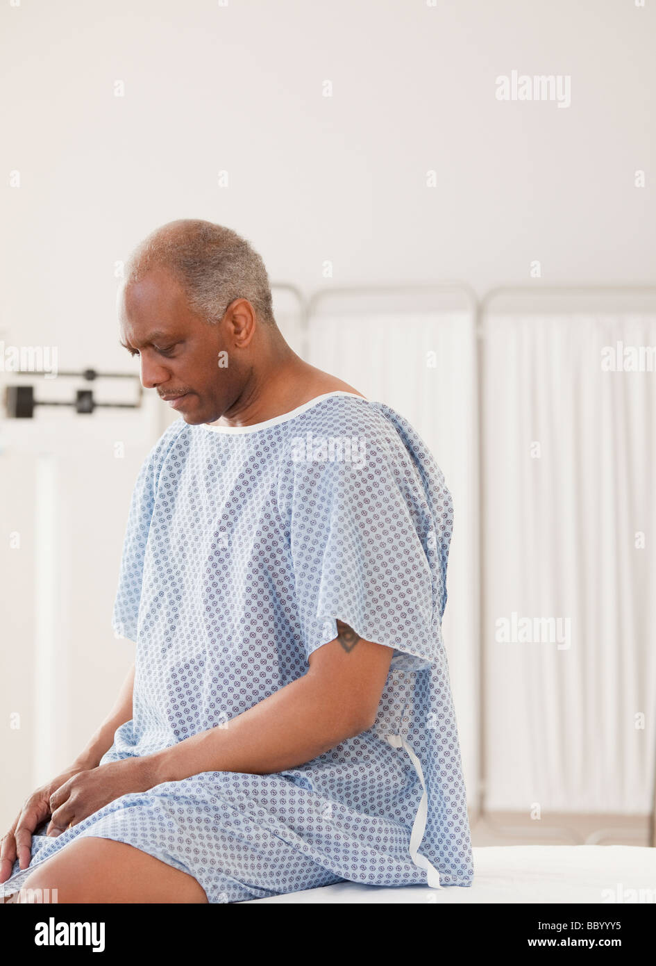 Afrikanischer Mann Arzt im Krankenhaus warten Stockfoto