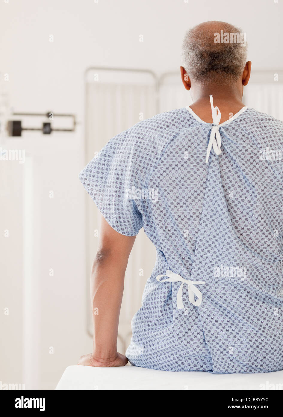 Afrikanischer Mann in Krankenhemd Stockfoto