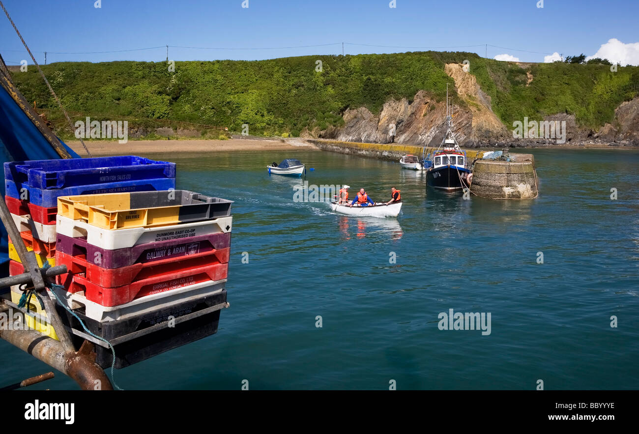Angler verlassen den Fischerhafen, Boatstrand, Kupfer-Küste, County Waterford, Irland Stockfoto