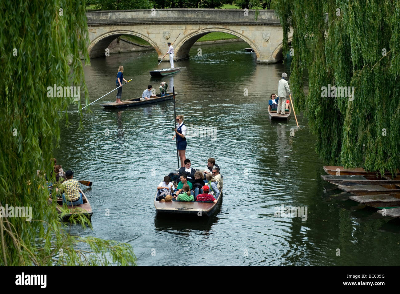 Cambridge flache Punting geschäftigen Fluss Cam Universität Stockfoto