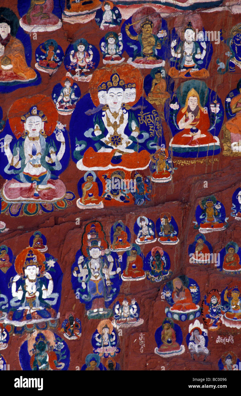 Tibetische buddhistische Kunst Malerei symbolische Gottheiten auf Felswand Lhasa Xizang Tibet autonome Region Peoples Republic Of China Stockfoto
