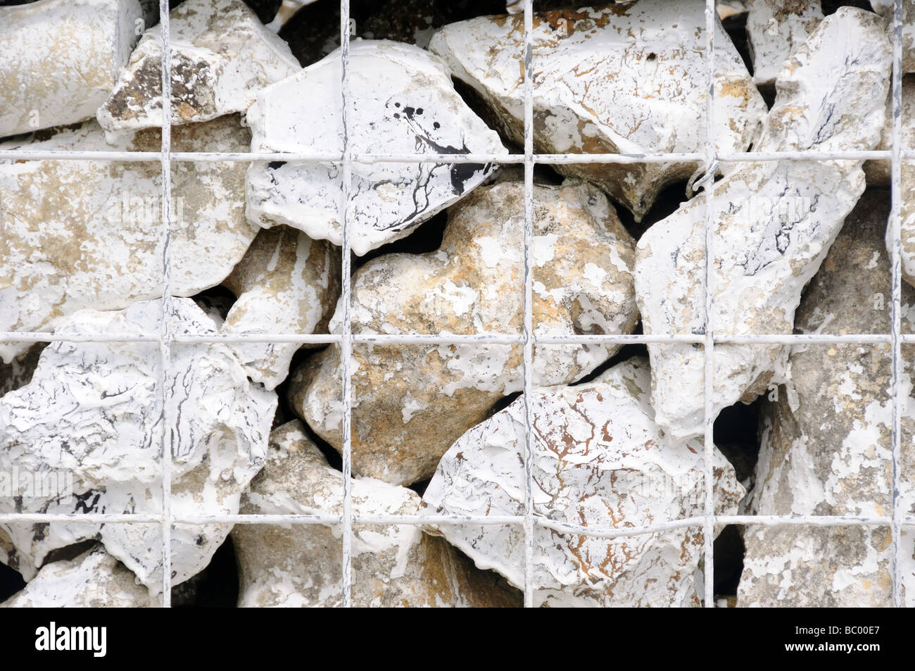 Weißer Stein Gabionen bilden Wye Krone Stockfoto