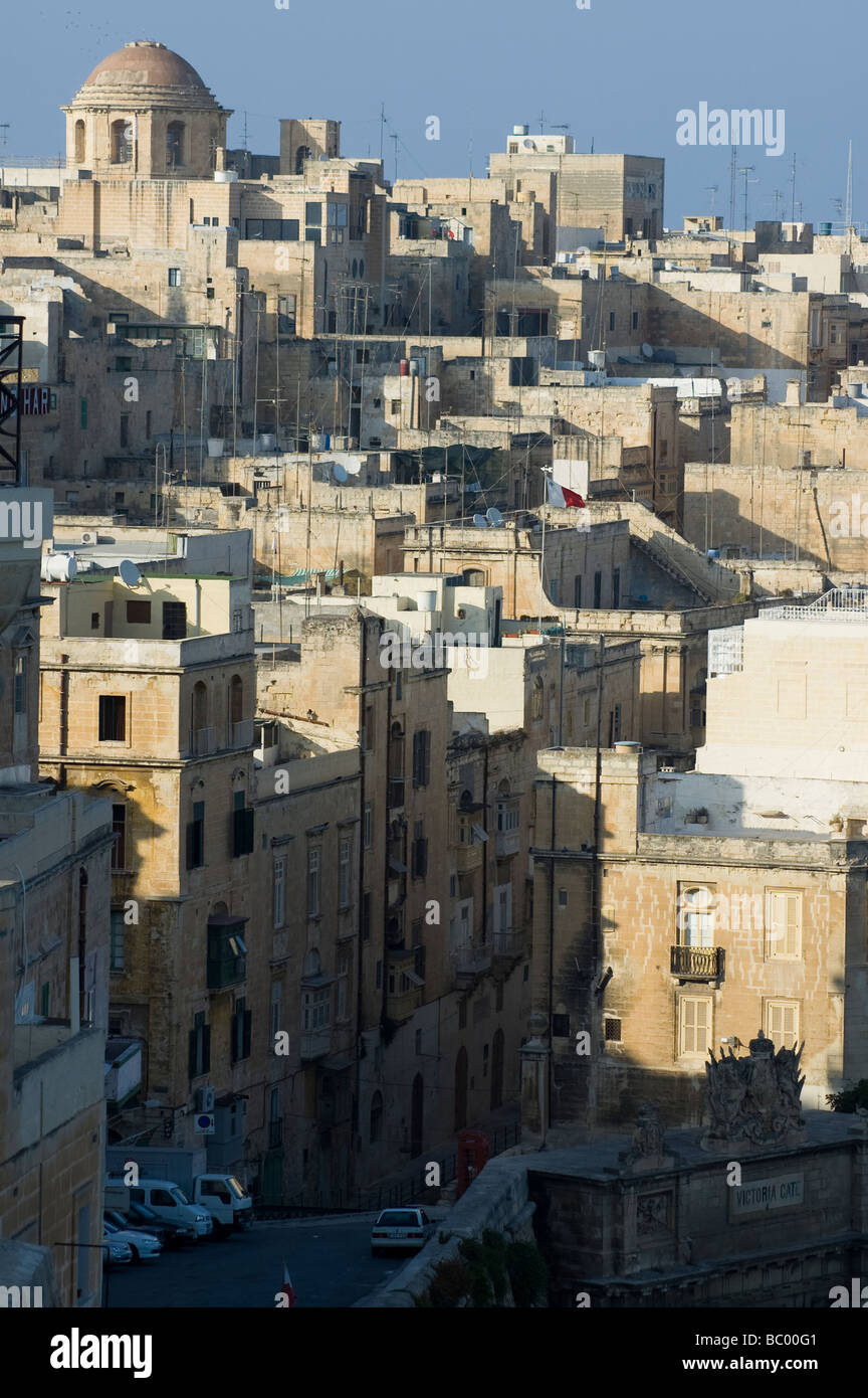 Häuser drängten sich zusammen in Valletta, Malta. Stockfoto