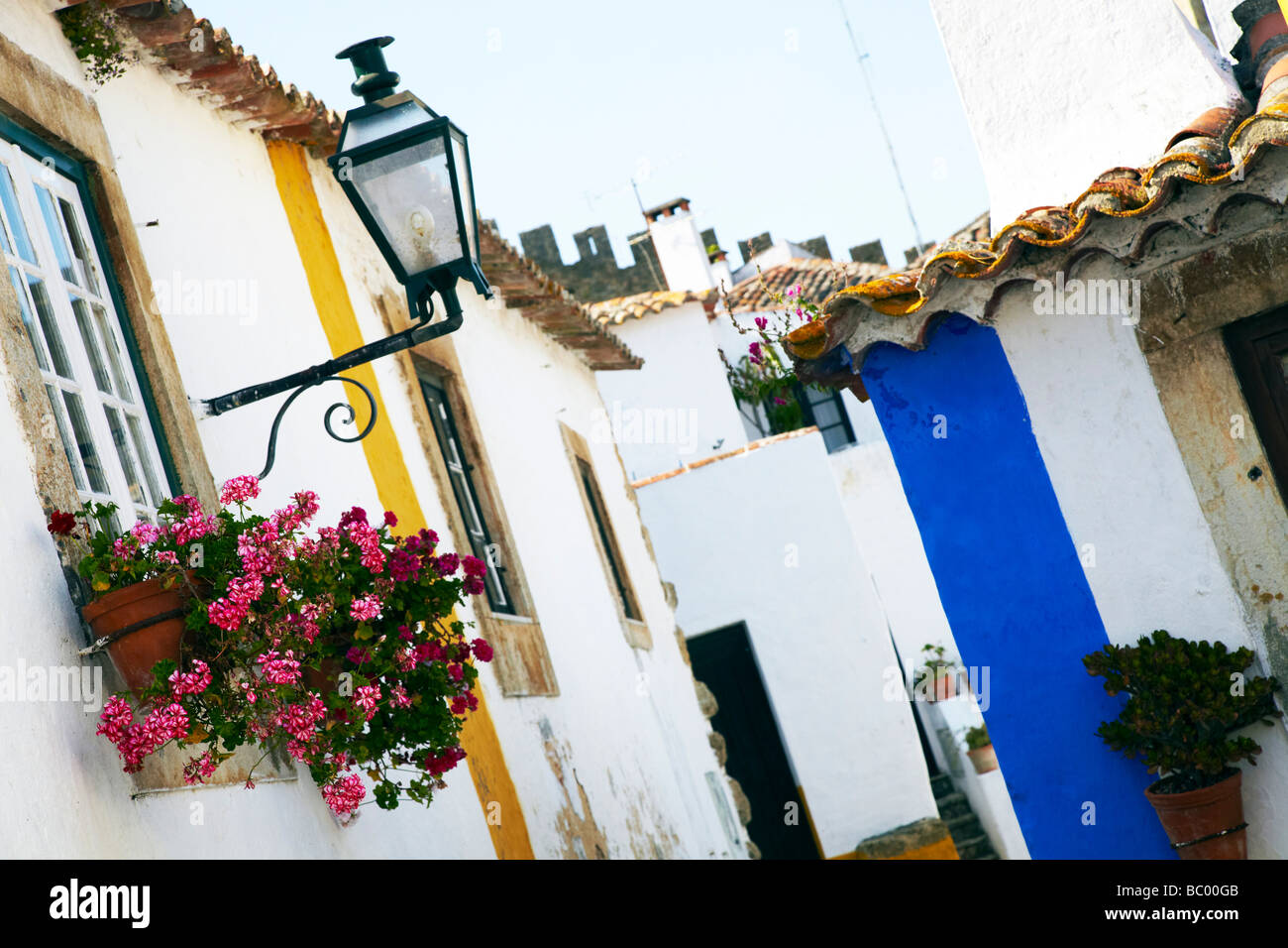Gelb Blau Häuser, Obidos, Portugal Stockfoto