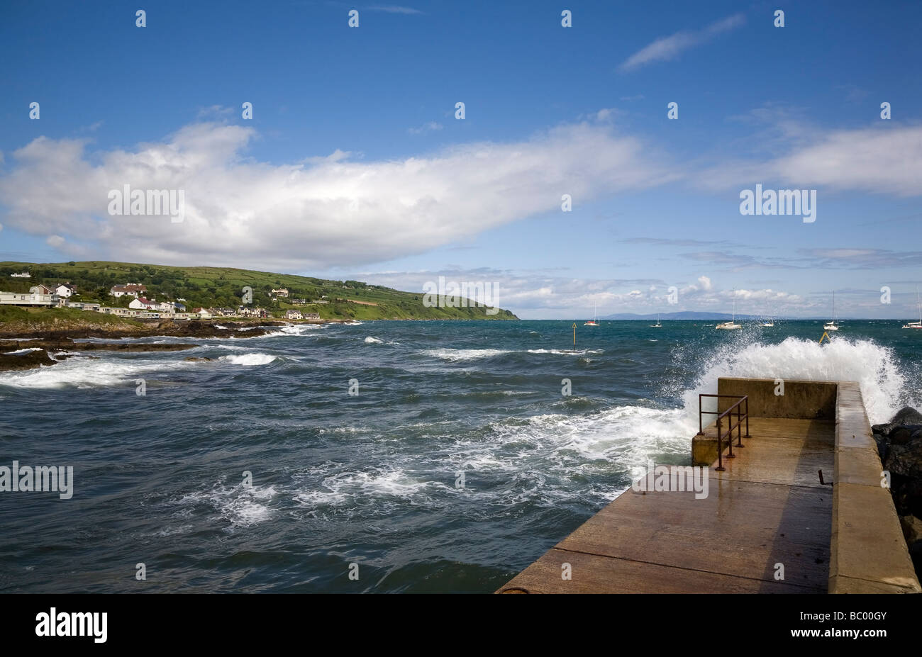 Starke Wellen am Hafen von Cushendall, County Antrim, Irland Stockfoto