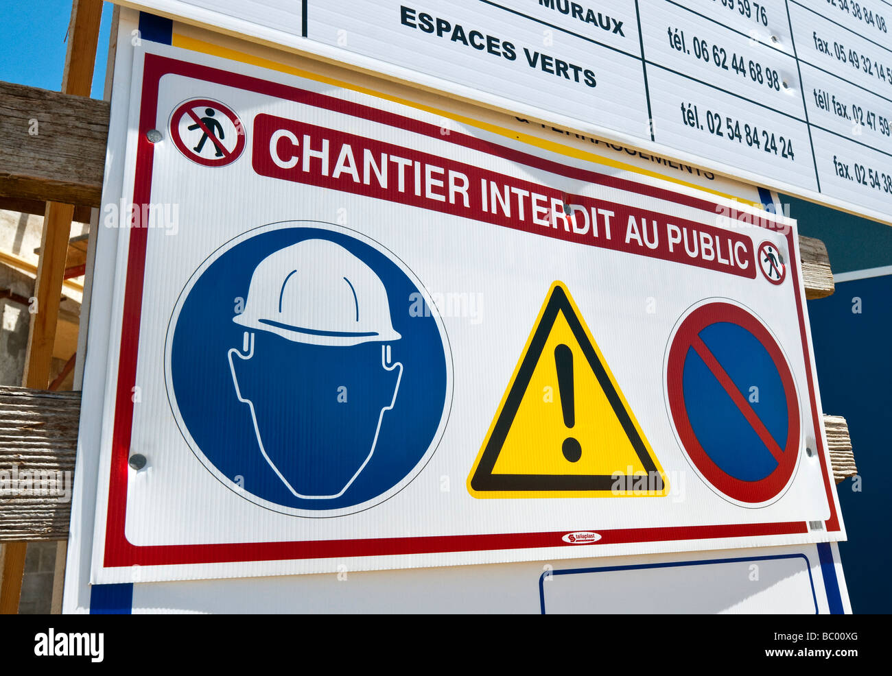 Den Zugang der Öffentlichkeit verboten Warnhinweis auf französischen Gehäuse Baustelle - Indre-et-Loire, Frankreich. Stockfoto
