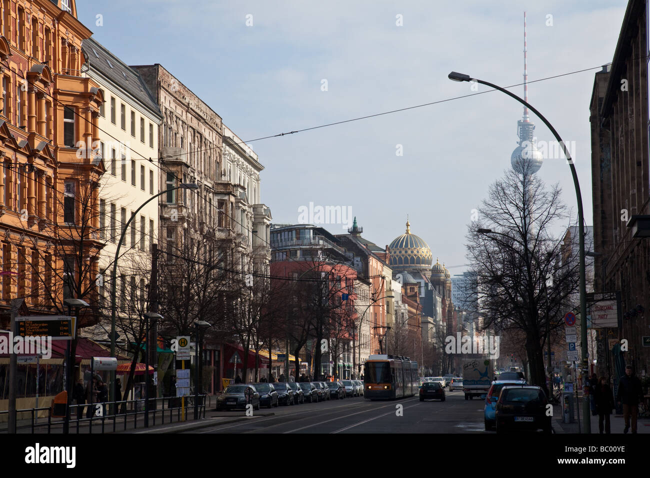 Blick durch die Straßen von Berlin zum Fernsehturm Stockfoto