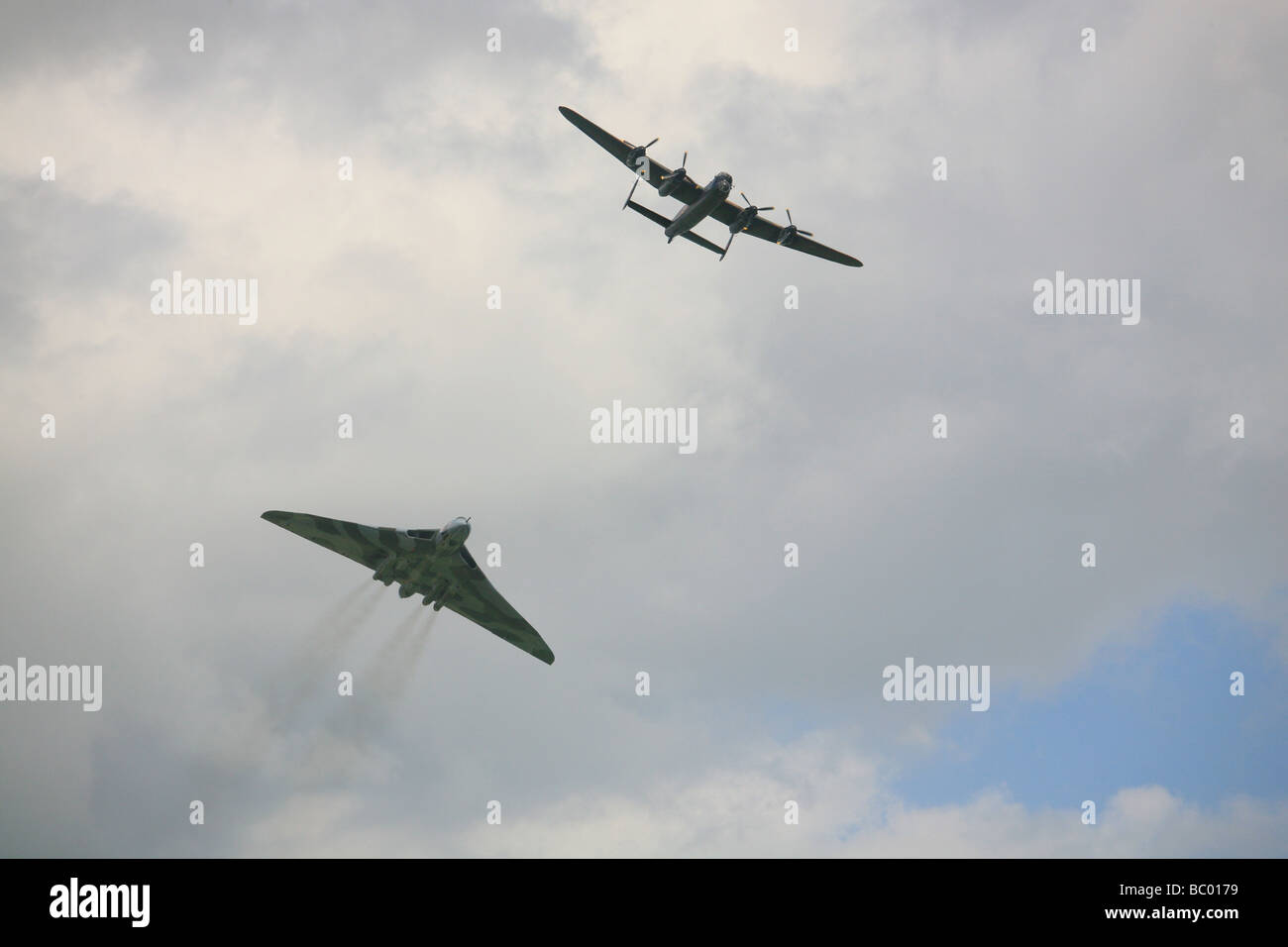 Avro-Bildung von BBMF Lancaster und die letzte flugfähige Vuilcan auf der RAF Waddington Air Show im Jahr 2008. Stockfoto