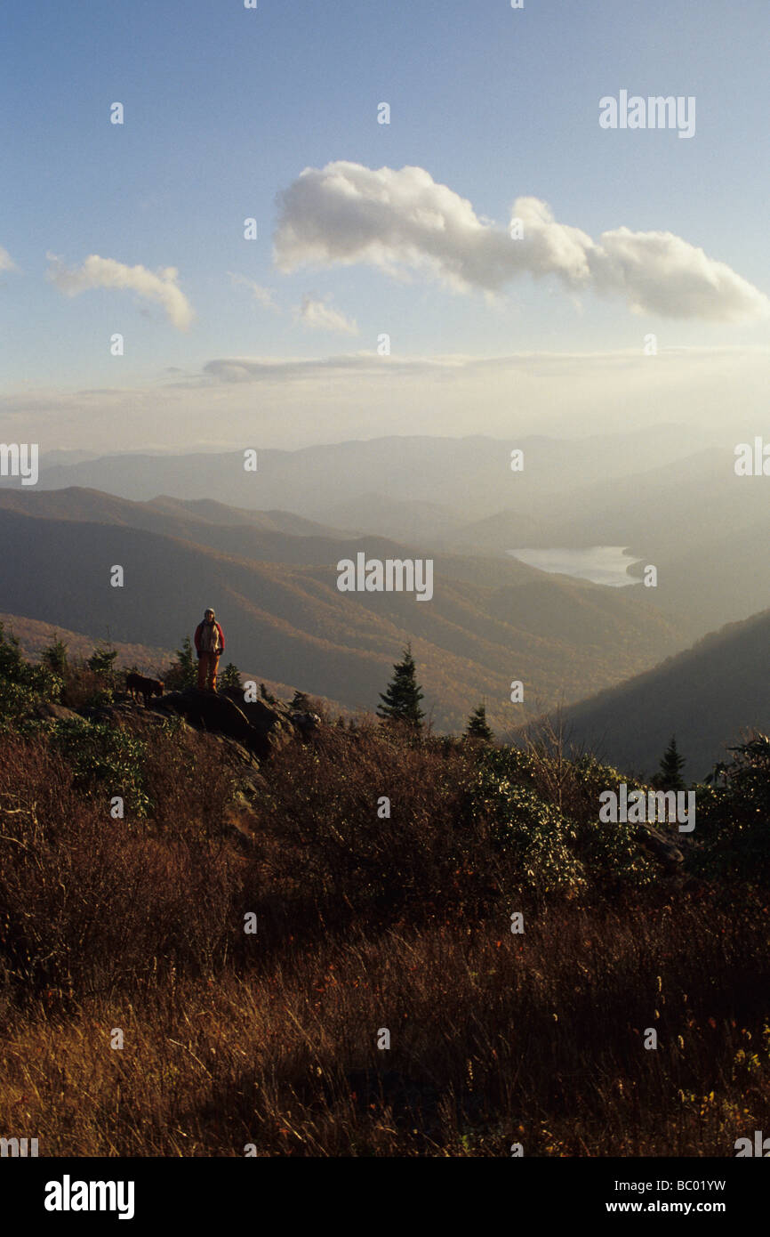 Junge weibliche besitzt tränkt in Aussicht auf den Sonnenuntergang in der Nähe von Asheville, North Carolina. Stockfoto