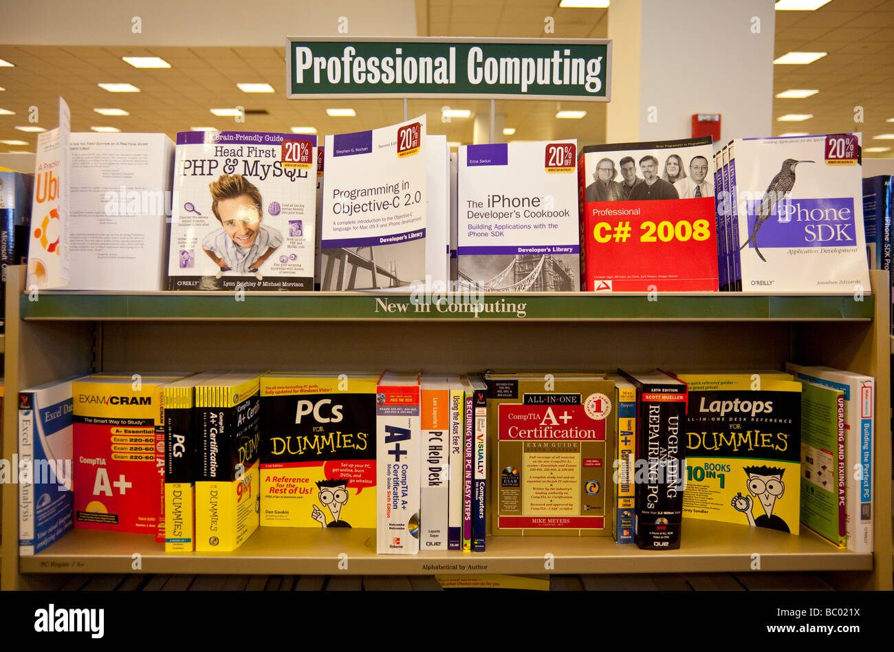 Computer-Bücher in den Regalen, Barnes &amp; Noble, USA Stockfoto