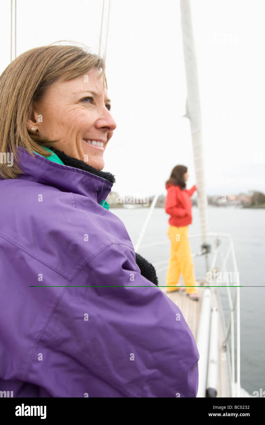 Zwei Frauen Blick auf das Meer während auf einem Segelboot. Stockfoto