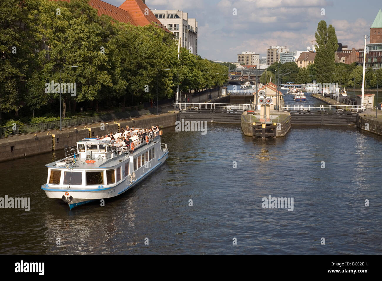 Fluss Spree in Mühlendamm Schleuse mit Ausflugsschiff, Berlin, Deutschland Stockfoto