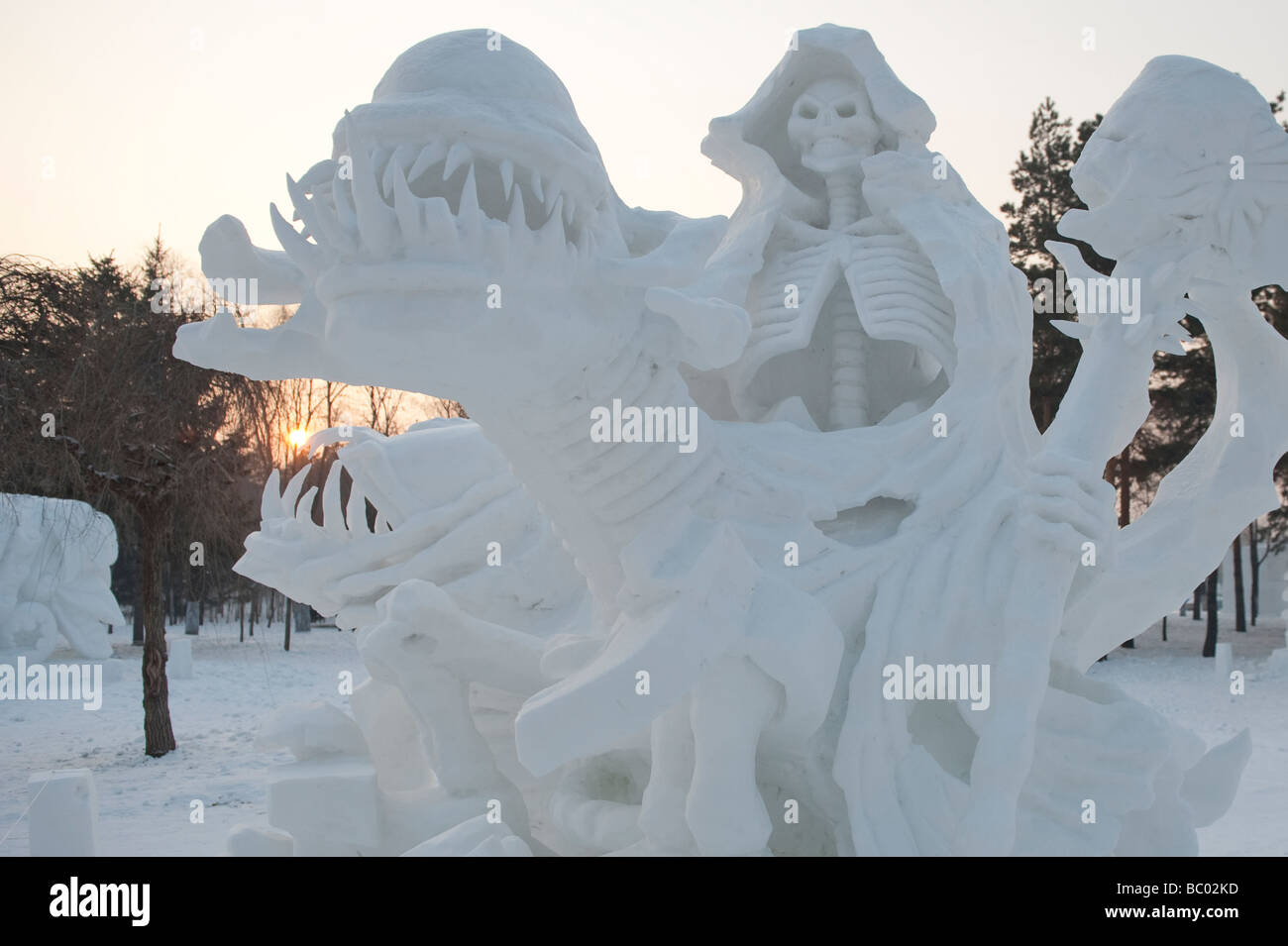 Eine Schneeskulptur des Skelettes und Monster in Harbin, China. Stockfoto